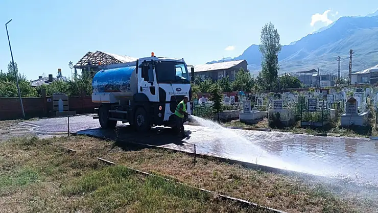 İpekyolu Belediyesi'nden mezarlık temizliği