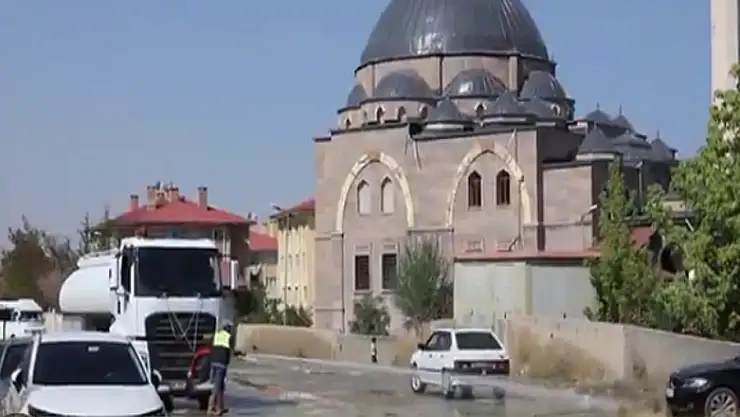 İpekyolu Belediyesi yolları yıkıyor