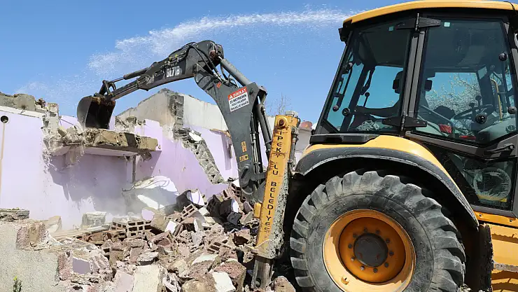 İpekyolu'nda metruk binalar yıkılıyor