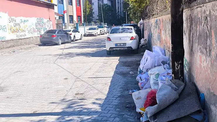 İpekyolu'nda velilerden belediyeye çöp tepkisi