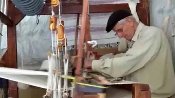 İpleri, elleriyle sanata dönüştürüyor