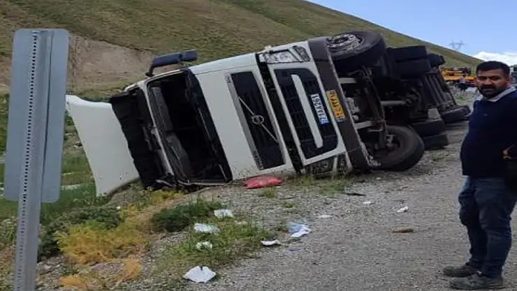İran plakalı tır devrildi: 1 yaralı