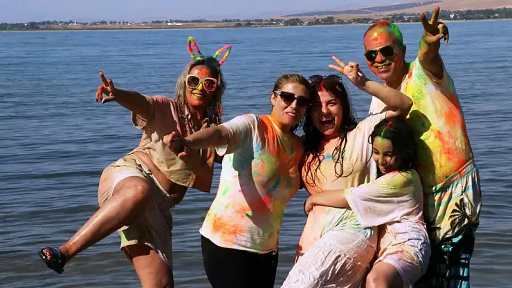 İranlılar boya ve su festivalinde doyasıya eğlendi