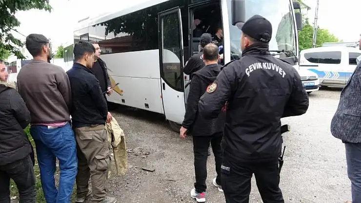 İş yerinde 25 göçmen yakalandı