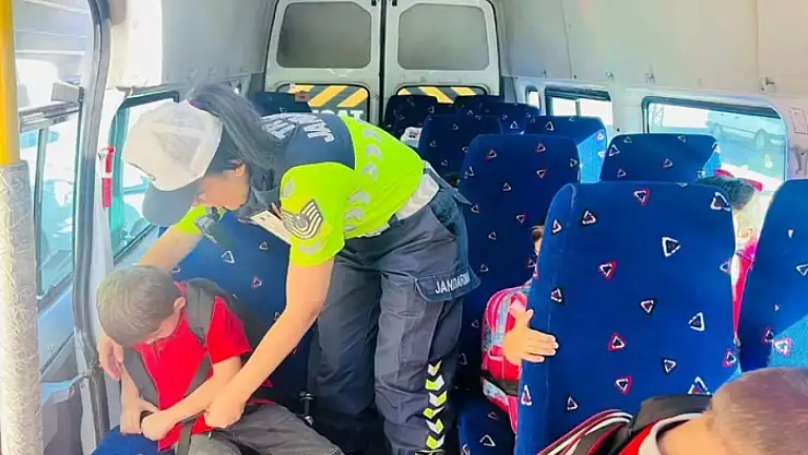 Jandarma okul servis araçlarını denetledi