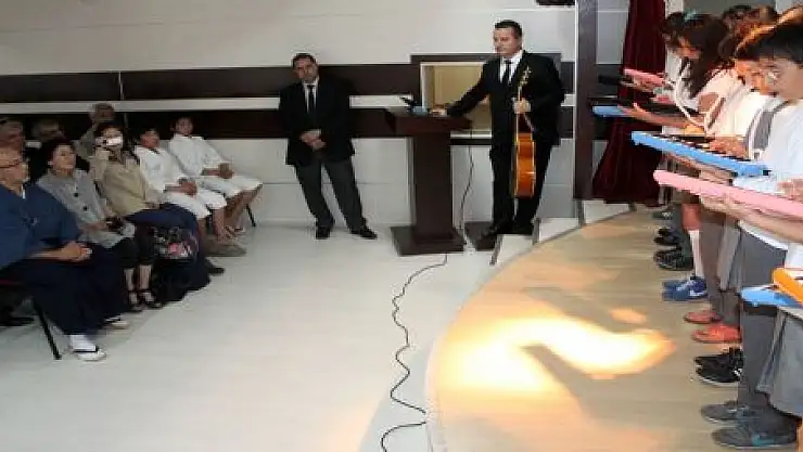 Japon öğrencilerden Sukura şarkısı