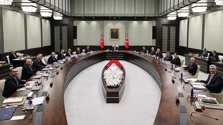 Kabine toplanıyor