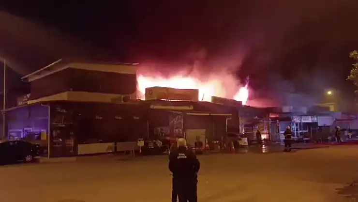 Kadın esnafın iş yerini benzin döküp yaktılar