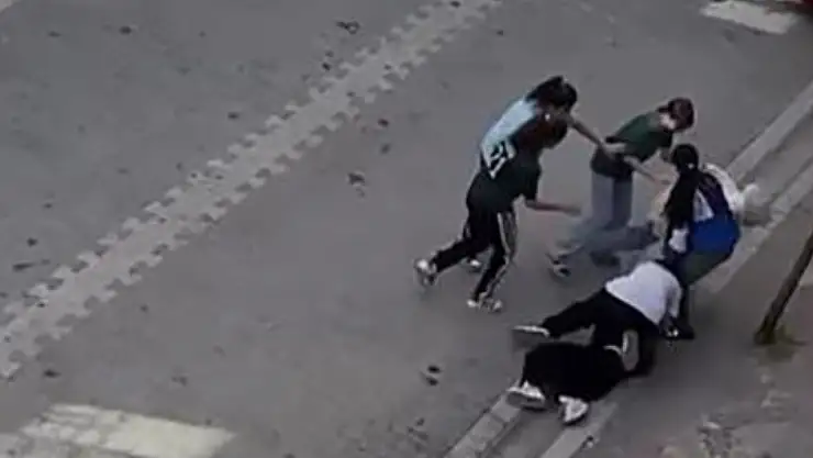 Kadınlar arasında taşlı bıçaklı kavga