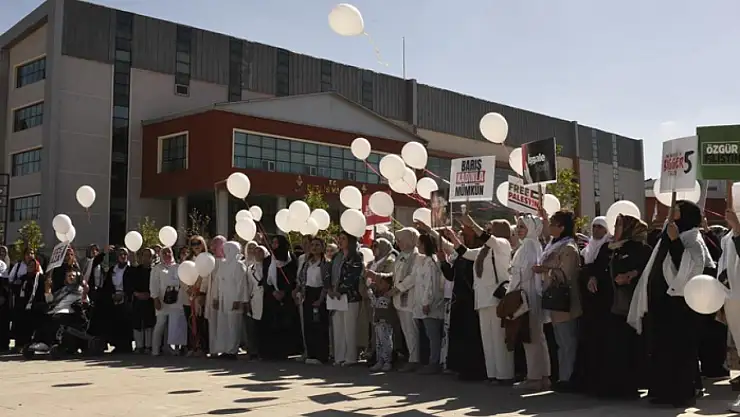 Kadınlar, ellerinde balonlarla yürüyerek İsrail'i protesto etti