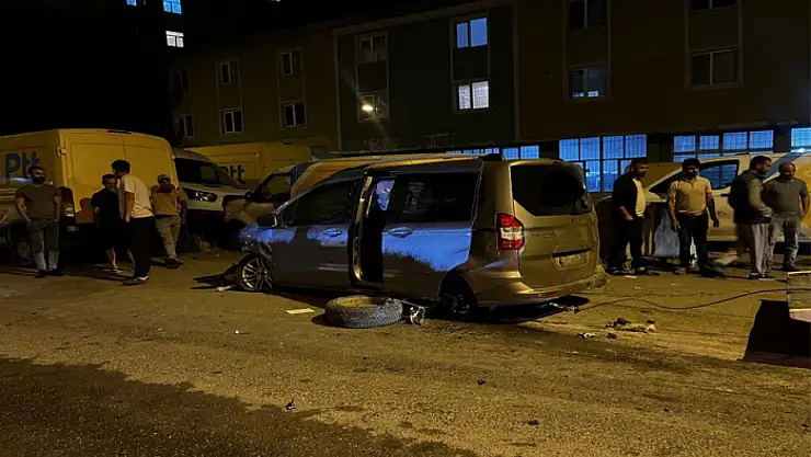 Kaldırıma çarpan araç hurdaya döndü
