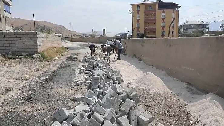Kalecik Mahallesi'nde parke onarım çalışmalarını