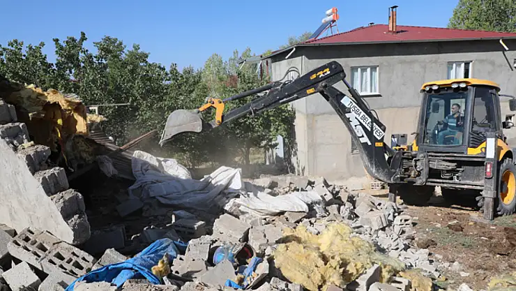 Kalecik'te ahır yıkımı