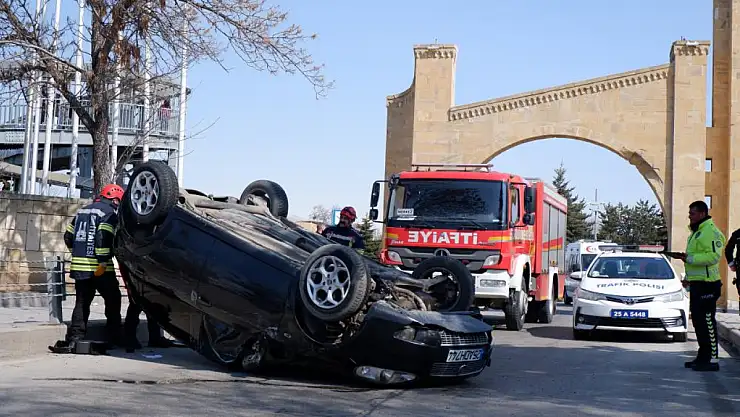 Kampüsün girişinde araç takla attı