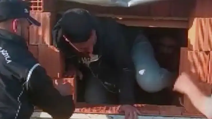 Kamyon kasasında tuğla kamuflajlı göçmen kaçakçılığı