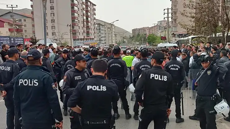 Kamyonet öğrencilere çarptı, vatandaş yolu kapattı