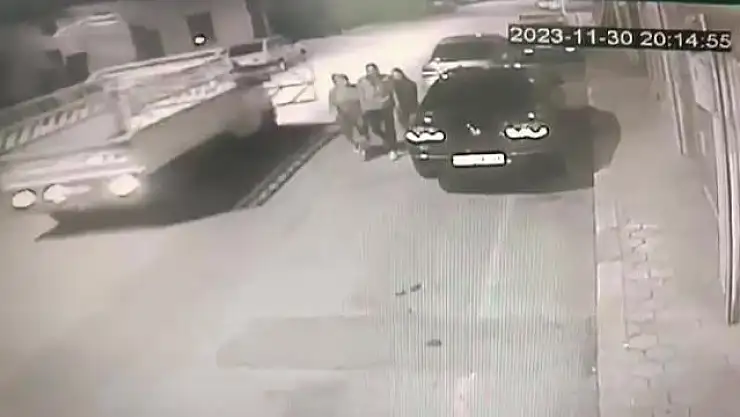 Kamyonetin kapağı yolda yürüyen kadına çarptı