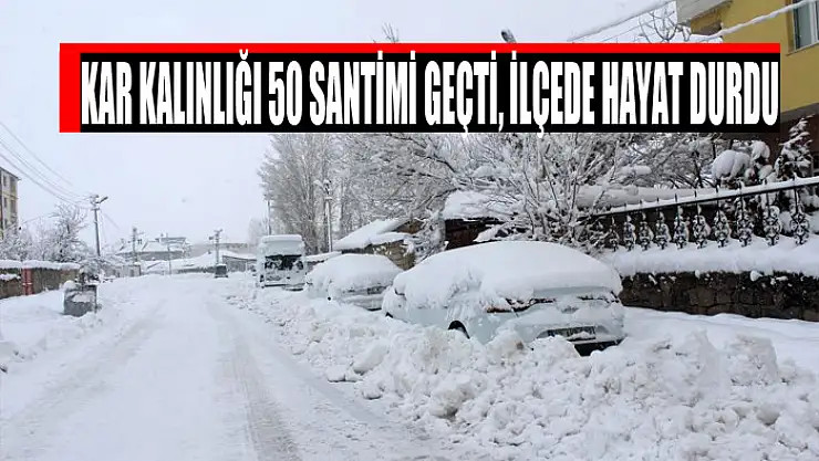 Kar kalınlığı 50 santimi geçti, ilçede hayat durdu