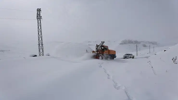 Kar ve tipi nedeniyle kapanan köy yolları ulaşıma açıldı