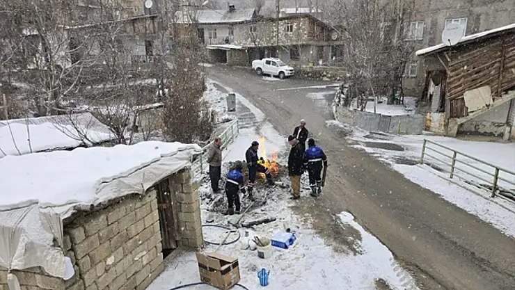 Kar yağışı altında zorlu çalışma