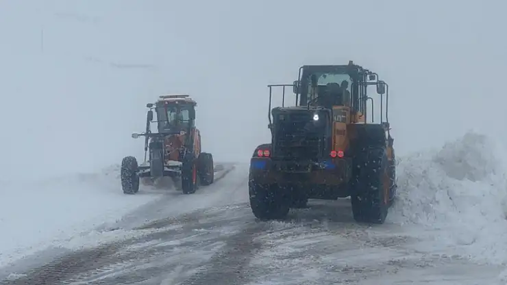 Karabet Geçidi'nde kar temizleme çalışması devam ediyor