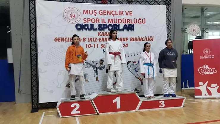 Karateci kızlardan büyük başarı