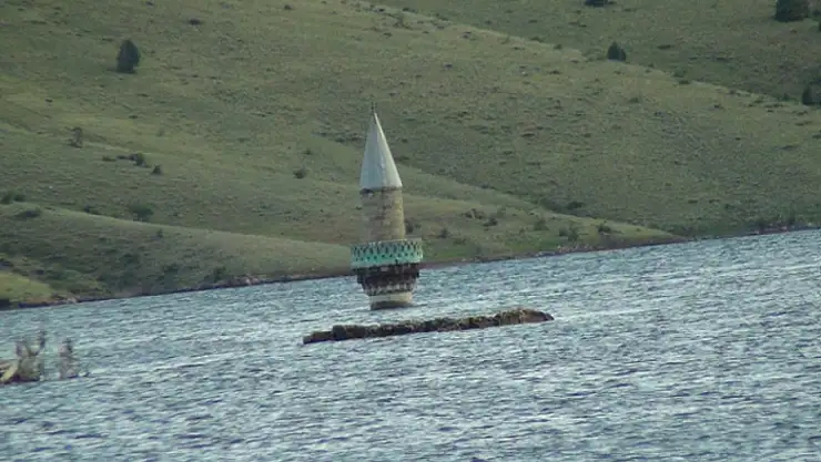 Kars'ta köy sular altında, minare dışarıda kaldı