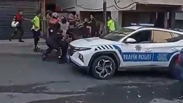 Kavgayı ayırmaya giden polis memurlarına saldırdılar
