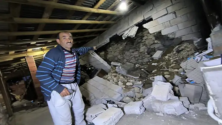 Kaya parçaları evin çatı katını yıktı