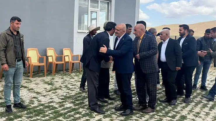 Kayatürk, Çaldıran'da vatandaşların taleplerini dinledi