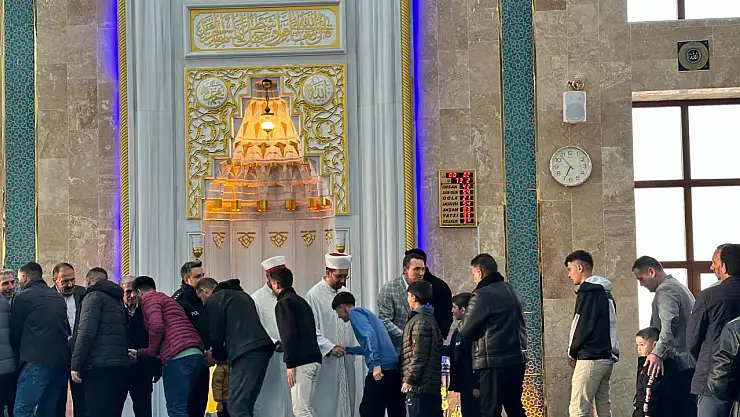 Kaymakam Bakan bayram namazı sonrası halkla buluştu