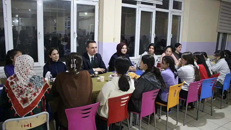 Kaymakam Bakan'dan pansiyonda kalan öğrencilere ziyaret