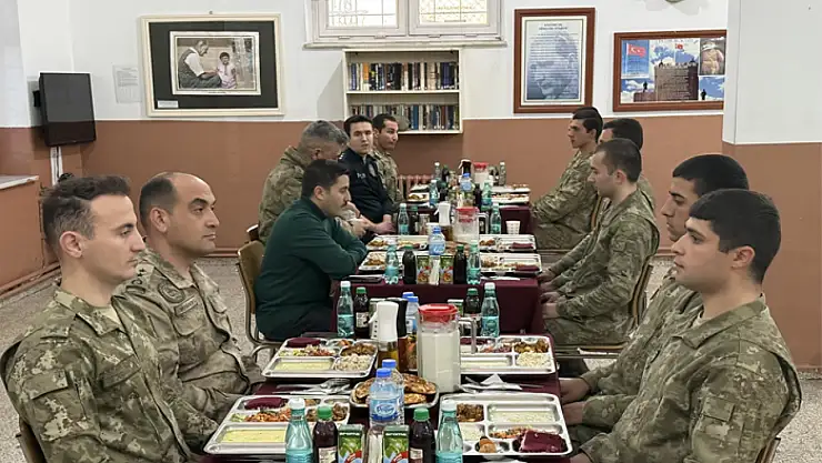 Kaymakam Bulut, Mehmetçikle iftar açtı