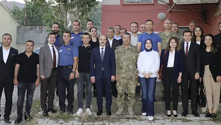 Kaymakam Çelik tayini çıkan personellerle bir araya geldi