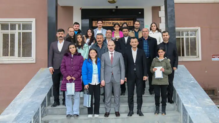 Kaymakam Çelik'ten dereceye giren öğrencilere hediye