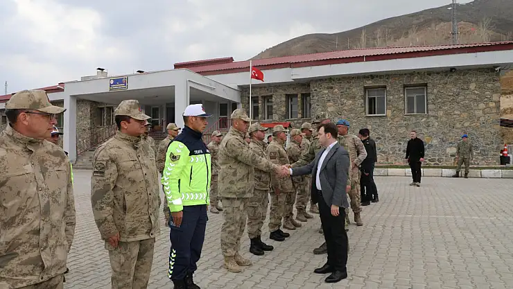 Kaymakam Erdoğan vatandaşlar ve güvenlik güçleriyle bayramlaştı