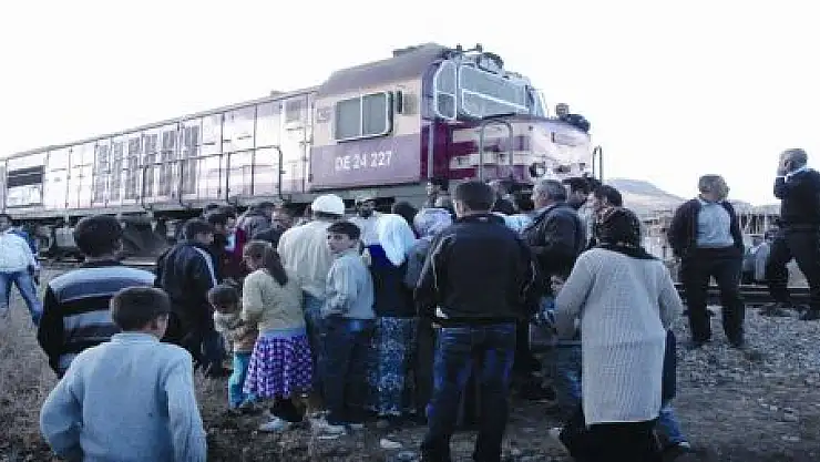 Trenin çarptığı çocuk yaralandı!