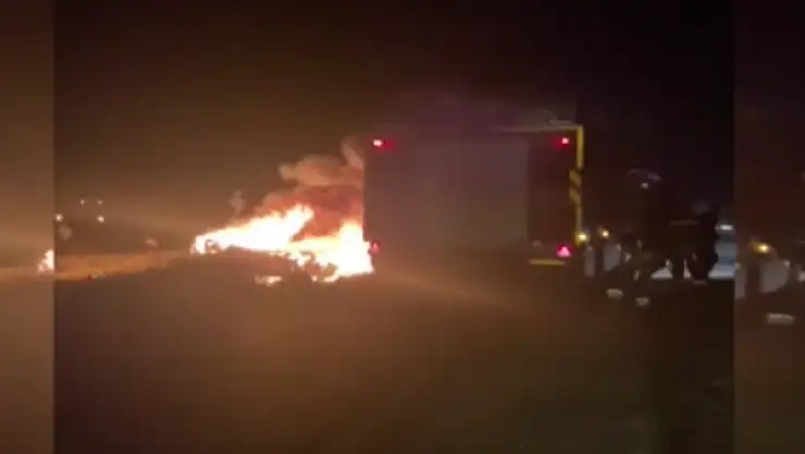 Kazaya karışan araçlar alev topuna döndü