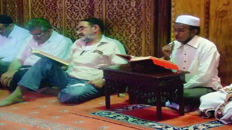 Kenyalı Hafız Van'da Hatim'li Teravih kıldırıyor