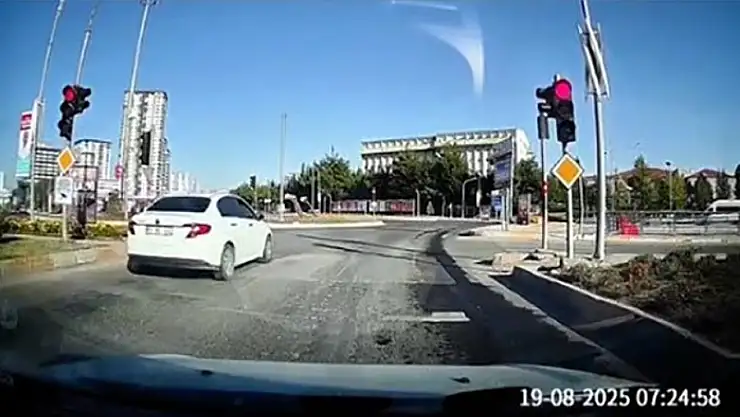 Kırmızı ışık ihlalleri kameralara yansıdı