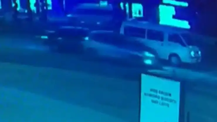 Kırmızı ışıkta bekleyen minibüse otomobil çarptı
