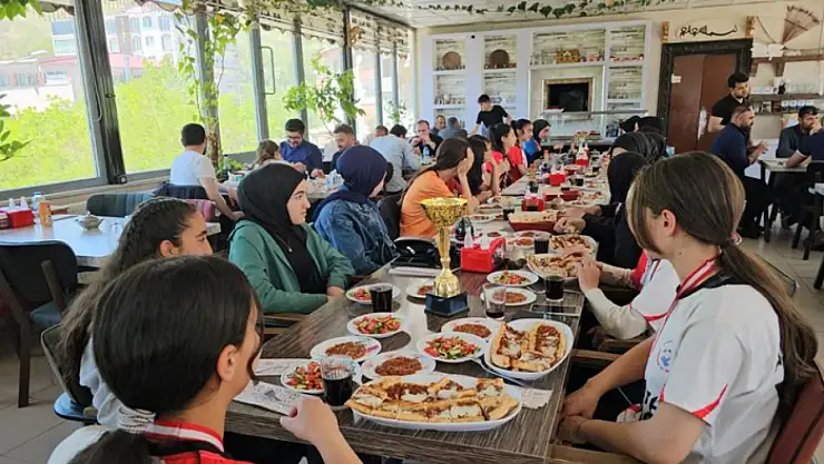 Kız voleybol takımları beldeye 2 kupa kazandırdı