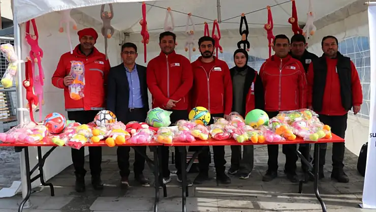 Kızılay'a kan bağışlayanlara oyuncak hediye