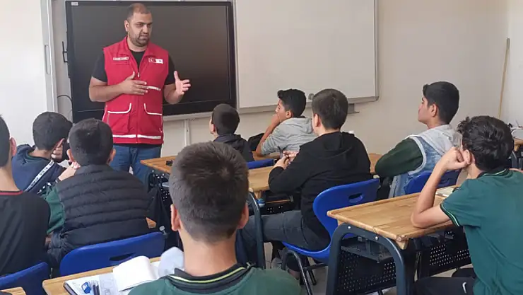 Kızılay Erciş Şubesi öğrencileri bilgilendirdi