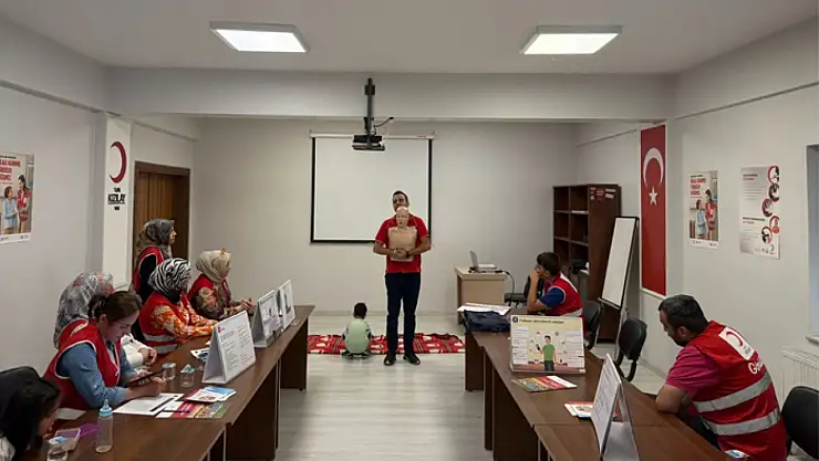 Kızılay gönüllülerine ilk yardım eğitimi