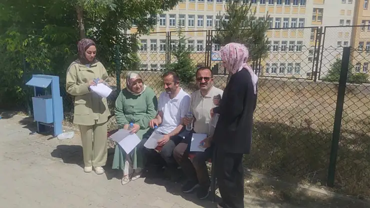 Kızlarıyla birlikte sınava girdiler