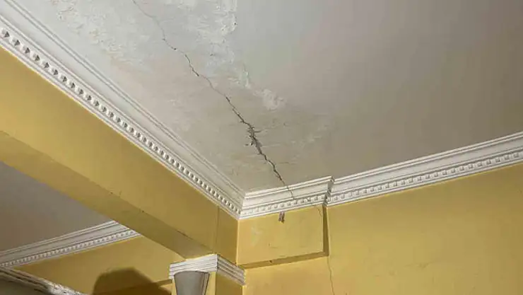 Kocaeli'de bir binanın kolonları çatladı: Aileler korkuyla evi tahliye etti