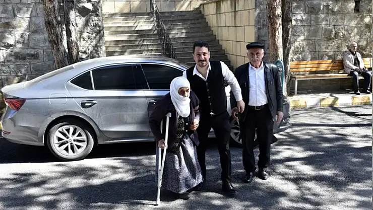 Koltuk değnekleri ile sandık başına geldi