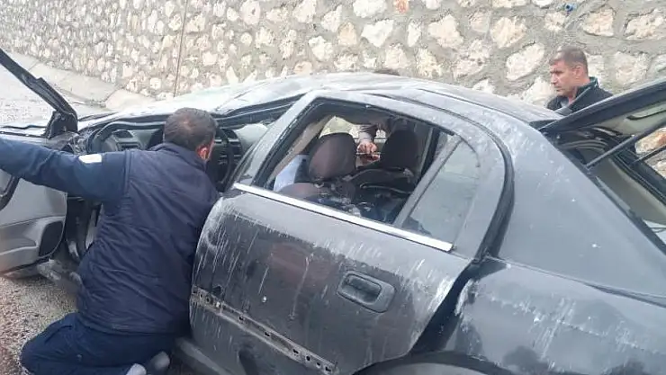 Kontrolden çıkan araç istinat duvarına çarptı: 4 yaralı