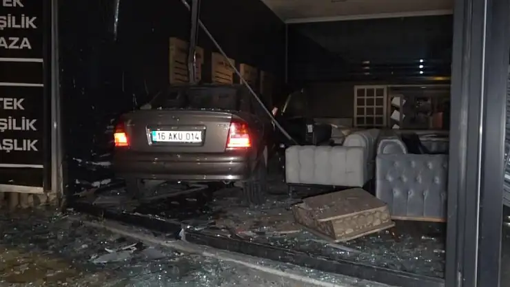 Kontrolden çıkan araç mobilya dükkanına girdi